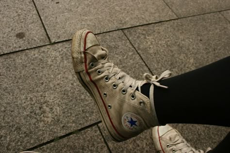 Dirty White Converse, Old Converse Shoes, White Converse Aesthetic, Converse Street Style, Old Converse, Mens Converse Outfit, Converse Hi Top, Alt Shoes, Mens Converse