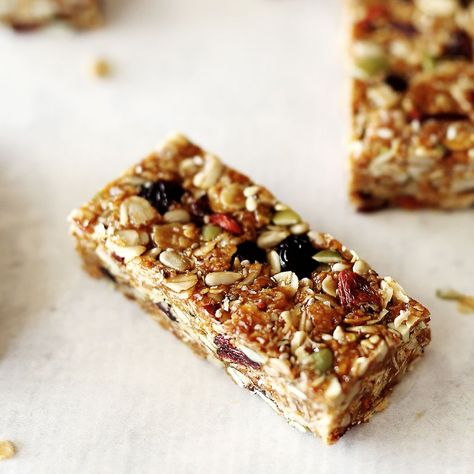 Muesli Bar Recipe, Granola Bar Recipe Healthy, Sugar Free Snacks, Healthy Granola Bars, Chewy Granola Bars, Muesli Bars, Granola Recipe Bars, Chewy Granola, Homemade Granola Bars