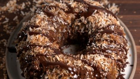 Samoa Bundt Cake horizontal Samoa Bundt Cake, Samoa Cake, Bundt Pan Recipes, Cake Bundt, Choc Cake, Caramel Filling, Cake Easy, Bundt Cakes Recipes, Cakes Recipes