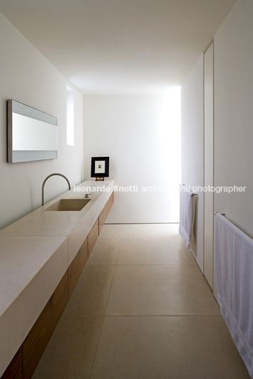 de camaret house john pawson John Pawson Bathroom, Park Bathroom, Bathroom Minimalist, Interior Minimal, Minimalist Ideas, Space Bathroom, John Pawson, House London, Interior Minimalista