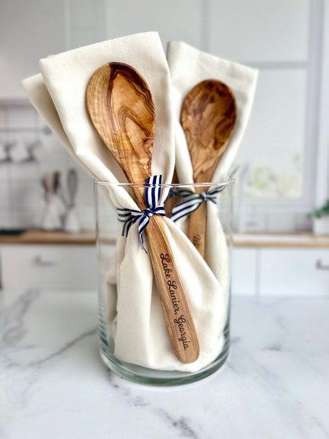 [Collection] Monogram Kitchen Towels, Laser Engraved Wooden Spoons, Bridal Shower Hostess Gifts, Lake House Gift Ideas, Wood Spoon Crafts, Hostess Gift Ideas House Guests, Laser Gift Ideas, Olive Oil Gift Ideas, Towel Gift Basket