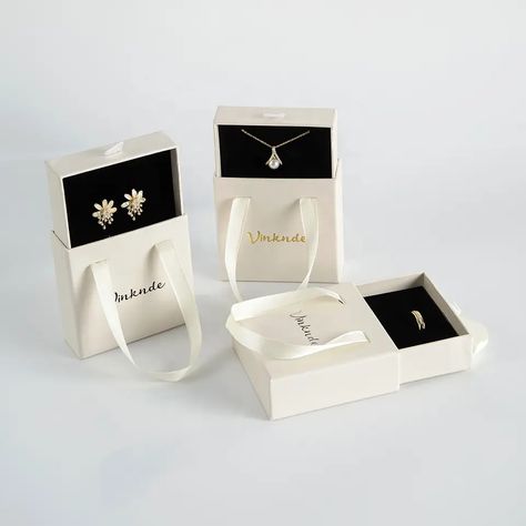 Box Jewelry Design, Silver Jewellery Packaging Ideas, Packaging For Rings, Customized Jewelry Boxes, Packing For Jewelry, Bracelet Package Ideas, Earring Box Packaging, Ring Gift Ideas Packaging, Cool Ring Boxes