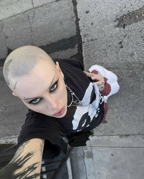 Goth Shaved Head, Shaved Head Makeup, Buzzcut Makeup, Buzzcut Aesthetic, Bold Haircut, Buzzed Hair Women, Buzz Cut Women, Girls With Shaved Heads, Bald Head Women