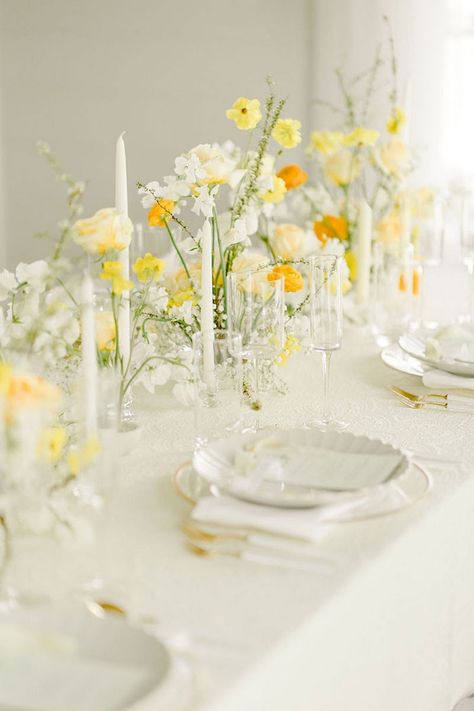 White And Yellow Bridal Shower Ideas, Dusty Yellow Wedding, Pastel Yellow Table Setting, Pastel Yellow Party Decorations, Yellow Flowers Table Decor, White And Yellow Birthday Decorations, Yellow White Wedding Theme, White And Yellow Table Setting, Yellow And White Table Decor