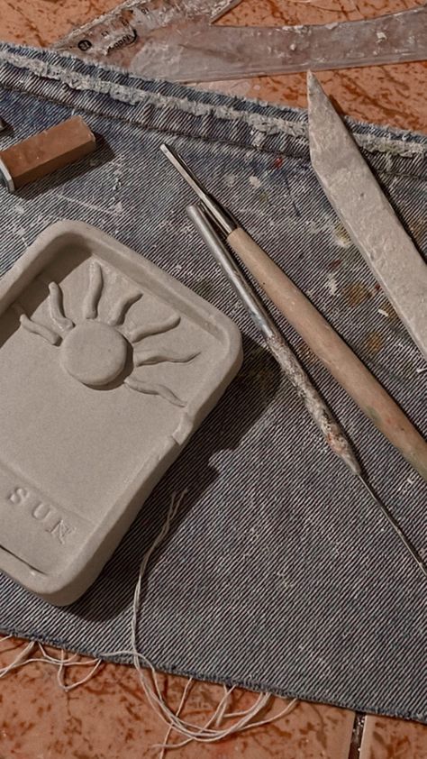 Posa incienso de carta de sol del tarot hecha en porcelana fria de secado al aire Tarot Card Clay Tray, Tarot Painting Ideas, Clay Tarot Card Holder, Clay Insence Holder Ideas, Clay Tarot Card, Ceramica En Frio Ideas, Ceramica Fria Ideas, Witchy Clay Crafts, Porcelana Fria Ideas