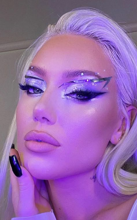 #holo #holographic #holographic #makeup #makeupideas Space Babe Makeup, Alien Makeup Pretty Halloween Costumes, Astronaut Makeup Halloween, Metallic Alien Costume, Alien Superstar Makeup, Space Alien Makeup, Retro Alien Makeup, Alien Superstar Costume, Space Cowgirl Makeup Ideas