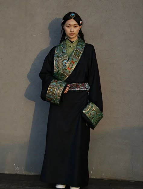 Cultural Outfits Traditional Dresses, Tibetan Traditional Dress, Tibet Clothing, Tibetan Traditional Clothing, Bhutanese Clothing, Tibetan Chupa, Tibetan Dress, Successful Women Style, Tibetan Clothing