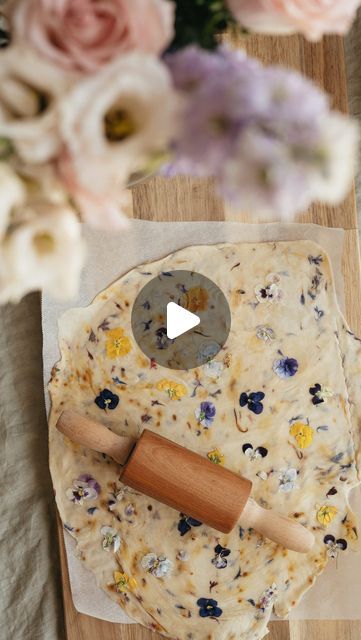 Herbal Academy on Instagram: "Flower lovers, we found the perfect snack… 😍🥁   🌸 Flower-Pressed Crackers 🌸  Not only visually stunning but also filled with flavor, thanks to the incorporation of edible flowers and culinary herbs, these crackers will bring that ✨ special touch ✨ to your gatherings this season…   You can experiment with a variety of edible flowers and culinary herbs to suit your taste. Here are some of our favorites: 🌼 Nasturtium 🌼 Sage 🌼 Lavender 🌼 Chamomile 🌼 Calendula 🌼 Dill  Visit our @herbalacademy blog to read the full recipe (link in B-I-O!)  And for those of you who can’t get enough of flowers (we know the feeling exactly!), our Flower Pressing Workshop has just reopened doors for the season. Comment FLOWERS and we’ll send you the link to this creative, onli Herbal Academy, Edible Flowers Recipes, Flower Pressing, Culinary Herbs, Edible Gifts, Flower Food, Chamomile Flowers, Edible Flowers, Flower Lover