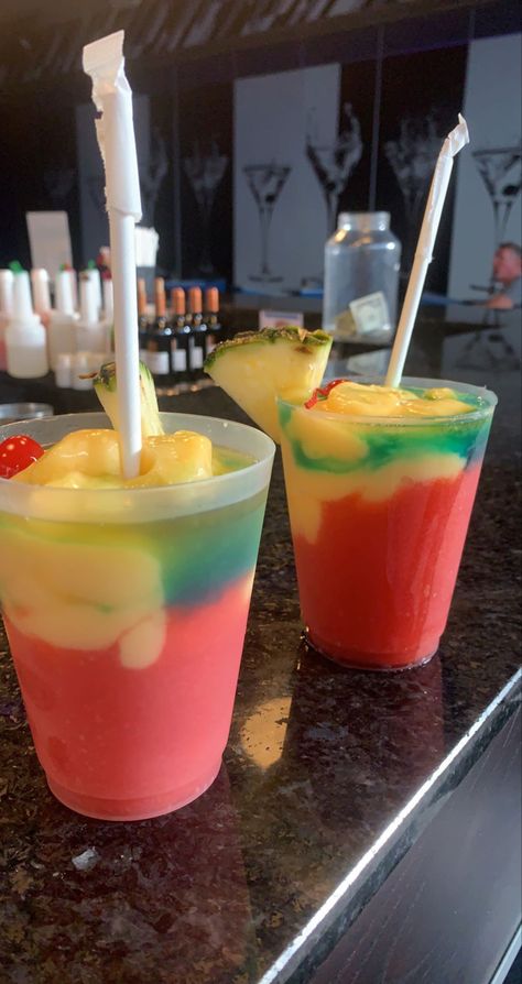 Beach Drink Aesthetic, Drinks By The Beach, Drinks At The Beach, Drinks Beach Aesthetic, Vacation Bahamas, Island Drinks, Bahamas Food, Vacation Drinks, Vacation Snacks