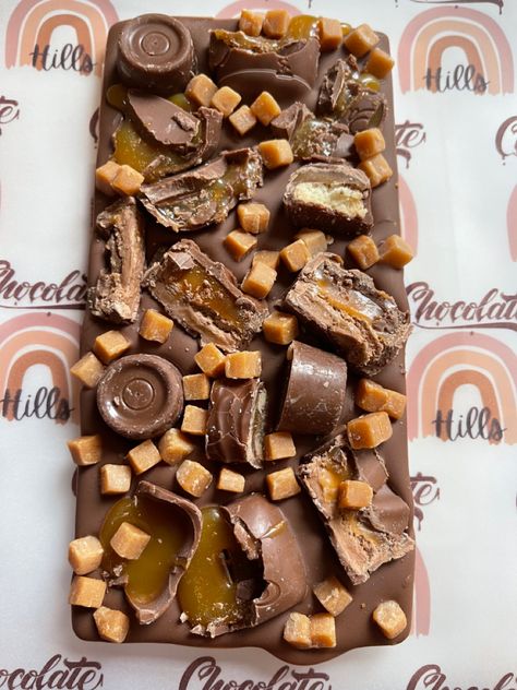 Yummy caramel delight Chocolatier Recipes, 5 Star Food, Ice Ice Cream, Expensive Chocolate, Custom Chocolate Bars, Homemade Chocolate Bars, Ice Cream Chocolate, Chocolate Candy Recipes, Chocolate Slabs