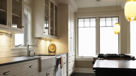 How to create a functional and cozy kitchen through lighting Kitchen Soffit Ideas, Laundry Room Sink Ideas, White Cabinets Black Granite, Soffit Ideas, Pantry Breakfast, Kitchen Soffit, Lighting Hacks, Accessible Kitchen, Clean Windows