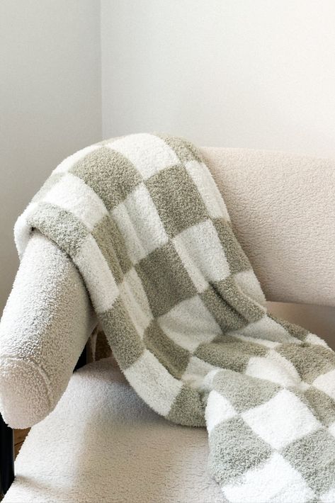 Checkered Throw Blanket Bedroom, Checkered Blanket Aesthetic, Checkered Bedroom Ideas, Aesthetic Throw Blankets, Preppy Blankets, Checker Blanket, Preppy Blanket, Cool Blankets, Beige Throw Blanket