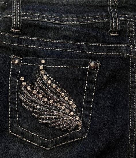 Rhinestone Jean Pockets, Rhinestone Jeans Diy, Diy Bedazzled Jeans, Diy Rhinestone Jeans, Rhinestone Jean Shorts, Jeans With Jewels, Gem Jeans, Dark Jeans Outfit, Diy Jean Shorts