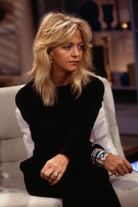 Interesting Haircuts Women, Goldie Hawn Fashion, Goldie Hawn Outfits, Goldie Hawn Aesthetic, Shaggy Hair Women, Goldie Hawn 90s, Blond 70s Hair, Goldie Hawn Style, Short Volume Hair