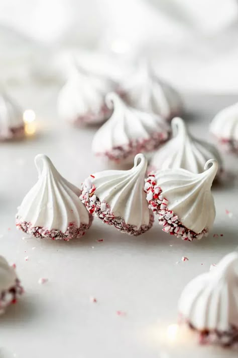 Simple and delicious peppermint meringues dipped in dark chocolate and crushed peppermint. They're dairy free, gluten free and an easy an delicious treat to share and gift during the holiday season! Christmas Meringues, Peppermint Meringue Cookies, Meringue Christmas, Christmas Meringue, Christmas Meringue Cookies, Peppermint Meringue, Sugar Cookie Peppermint Kisses, Chocolate Peppermint Kiss Cookies, Peppermint Meringue Kisses