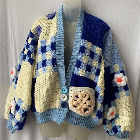 thee hawtie on Twitter: "i love making strawberry shortcake cardigans https://t.co/ktJuFswN1w" / Twitter Cardigan Design Pattern, Crochet Pins, Strawberry Sweater, Crochet Cardigan Tutorial, Jacket Crochet, Handmade Cardigan, Patchwork Cardigan, Mode Zara, Cardigan Design