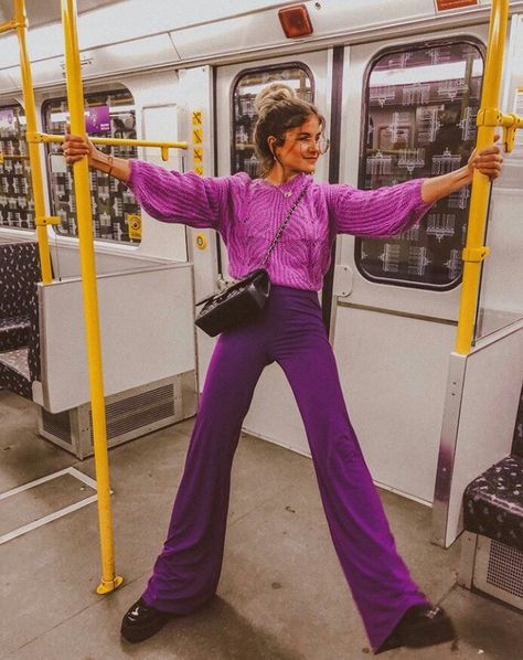 Purple Flare Pants Outfit, Colorful Spring Fashion, Colorful Pants Outfit, Colorful Winter Fashion, Purple Pants Outfit, Purple Outfit Ideas, Mode Monochrome, Purple Outfit, Purple Pants