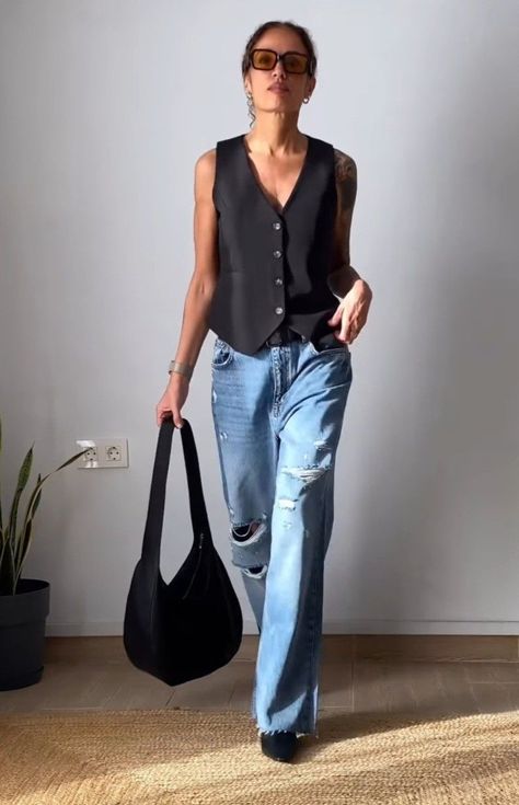 Black Vest Street Style, Waistcoat Styling Women, Black Vest And Jeans Outfit, Menswear Vest Outfits For Women, Waistcoat Woman Street Style, Black Waistcoat Outfit Women, Black Waistcoat Outfit, Mode Over 50, Gilet Outfit