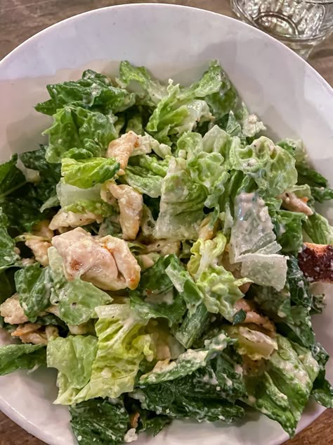 Cesar Salad With Chicken, Chicken Caesar Salad Aesthetic, Caesar Salad Aesthetic, Diet Meal Plan Healthy, Dressing Recipes Salad, Salad Dressing Healthy, Fat Loss Meals, Meal Plan Healthy, Dressing Healthy