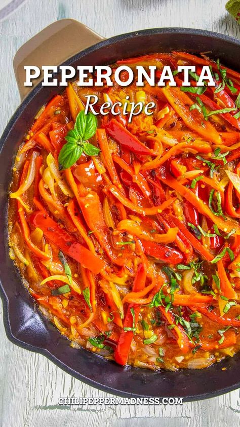 Peperonata served in a skillet looking amazing. Italian Red Pepper Recipes, Italian Recipes Vegetables, Long Red Pepper Recipes, Mexican Peppers And Onions, Roasted Peppers Italian Style, Cooking With Bell Peppers, Recipes With Sweet Bell Peppers, Bell Peppers And Potatoes, Pepper Bell Recipes