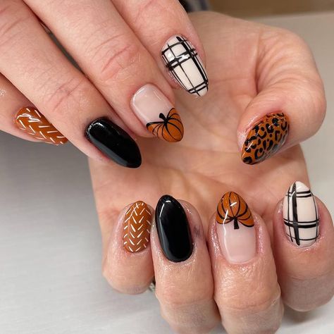 Emilee Crain on Instagram: "fall cuties 🍁🖤" Halloween And Fall Nails, Fall Halloween Nail Designs, Fall Nails Nail Art, Fall Style Nails, Stylish Fall Nails, Fall Holiday Nails, Fall Gel Nails Designs Autumn, Fall Nails With Design, Thanksgiving Gel Nails