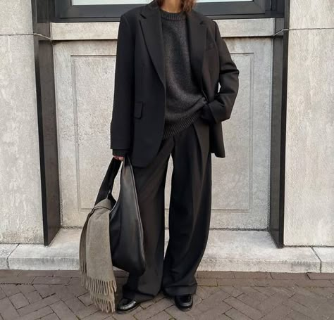 Oversized Blazer Outfit, Knitted Dress Outfit, Oversized Blazers, Chique Outfit, Teen Trends, Leather Midi Skirt, Roll Neck Sweater, Oversized Knitted Sweaters, Wool Turtleneck