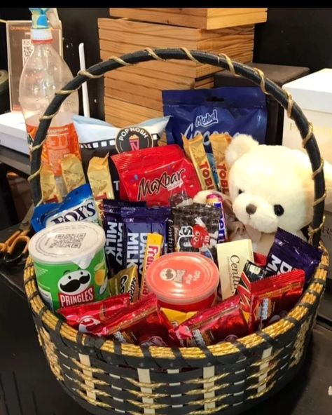 Send chocolate and s back basket in Pakistan. #chocolatebasket Snack Basket Ideas, Snacks Basket, Snack Gift Baskets, Snack Basket, Chocolate Basket, Corporate Gift Baskets, Food Hampers, Chocolate Gifts Basket, Holiday Gift Baskets