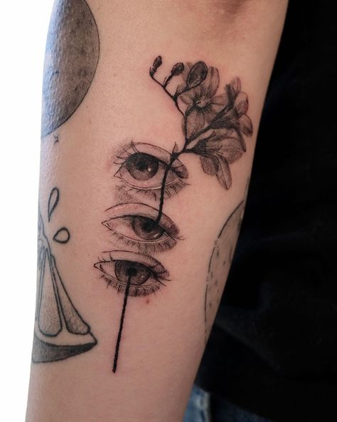 🌸👁️👁️🌸✨thank you Jing for your trust + healed skull and eye (~4 months) Took 1 hour 20 mins Healed otter and Raccoon by @khanithakat 🖤 Booking for May-July @inkpress.studio 🌸 Booking for Chicago @crispyaura.studio ☀️ 🌷 🌷 🌷 Pictured: Three eyes with a flower growing from the pupils done in black and grey ink on the forearm. There are bits of white highlights as well. 🪻 🪻 🪻 @cheyenne_tattooequipment @intenzetattooink @masttattoo.official 🌸🌸🌸 #eyetattoo#cutetattooideas#tewetubby#blac... Tattoo Designs Eye, Three Eye Tattoo, Pretty Eyes Tattoo, Witchy Eye Tattoo, Floral Anatomy Tattoo, Flower With Eyes Tattoo, Nature Skull Tattoo, Flower Eyeball Tattoo, Multiple Eyes Tattoo