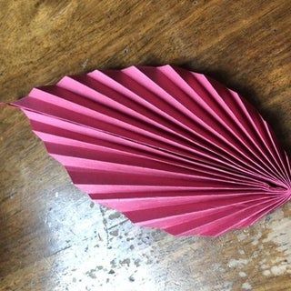 Folded Paper Leaves, How To Make Paper Leaves, How To Make Leaves Out Of Paper, Paper Leaves Template, Paper Palm Leaves Diy, Diy Paper Palm Leaves, Paper Leaves Diy, Paper Leaf Diy, Diy Paper Fan