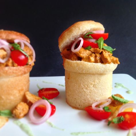 Chicken Bunny Chow Recipe, Bunny Chow South African Kota, Bunny Chow Recipe South Africa, South African Bunny Chow, Bunny Chow Recipe, South African Snacks, Chicken And Potato Curry, South African Dishes, Fast Food Recipes