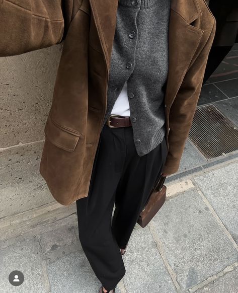 Grey Blazer Outfit Aesthetic, Suede Blazer Outfit Women, Old Tumblr, Suede Jacket Outfit, 일본 패션, Cardigan Outfits, Coat Outfits, Blazer Outfits, 가을 패션