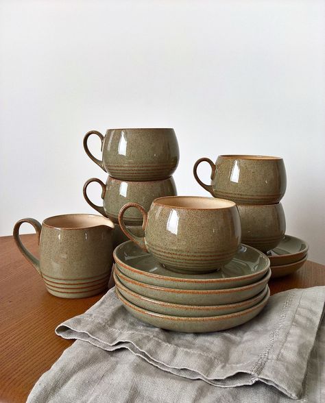 Cups And Mugs Aesthetic, Handmade Pottery Dinnerware Sets, Intermediate Pottery Ideas, Vintage Dish Set, Vintage Plate Set, Vintage Coffee Mugs, Pottery Sets Ideas, Coffee Cup Design Ceramic, Pottery Crockery