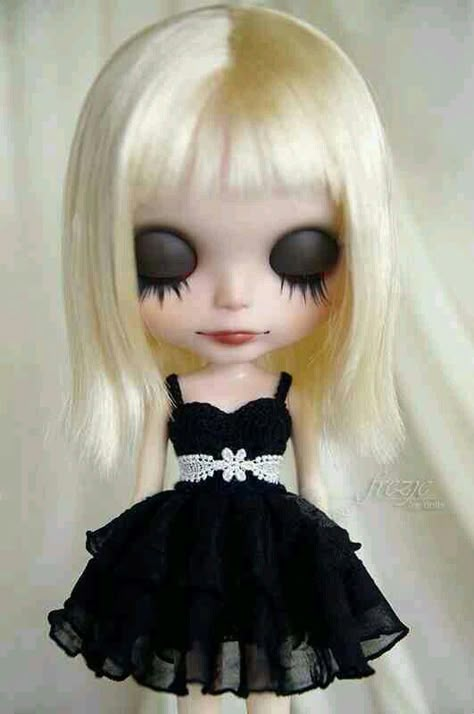 Blonds Blonde Goth, Dreamy Eyes, Dark Princess, Blythe Doll Dress, Doll Closet, Black Ruffle Dress, Pullip Dolls, Blythe Clothes, Creepy Dolls