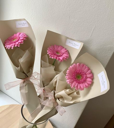 Small Gift Ideas Aesthetic, Small Gift Aesthetic, Simple Bouquet Of Flowers Gift, Single Flower Gift, Single Bouquet Flower, Gerbera Flower Bouquet, Single Bouquet, Gerbera Bouquet, Single Flower Bouquet