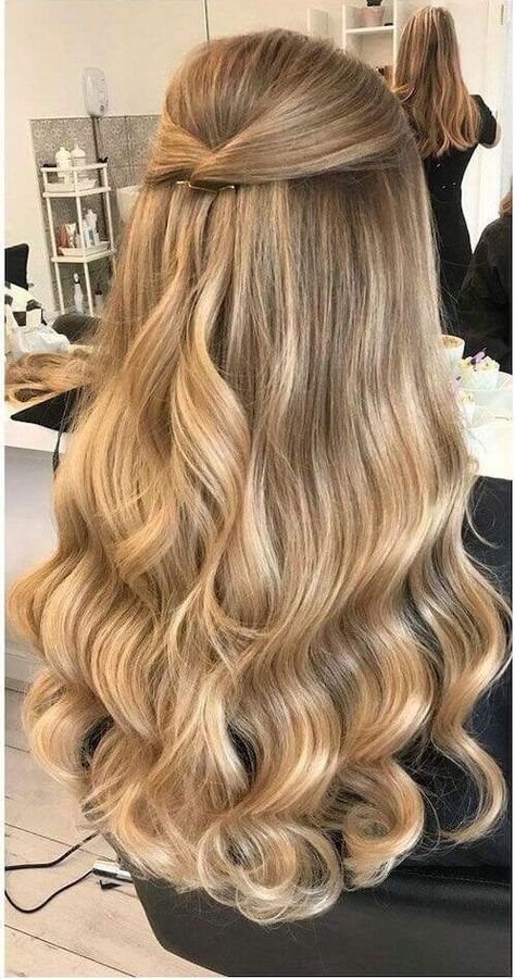 Looking for easy and cute graduation hairstyles for long hair? Check this post for the best style tips for your hair on your graduation day, and the cutest graduation hairstyle ideas for long hair to pair with your cap and gown! Graduation Hairstyles For Long Hair, Grad Hairstyles, Curled Prom Hair, Formal Hair, Simple Prom Hair, Ball Hairstyles, Graduation Hairstyles, Haircut Styles, Prom Hairstyles For Long Hair