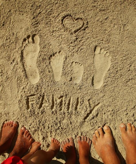 Family Footprints, Family Beach Pictures Poses, Family Photo Tips, Fun Beach Pictures, Creative Beach Pictures, Beach Photoshoot Family, Photoshoot At The Beach, Beach Photoshoot Ideas, Beach Photo Inspiration