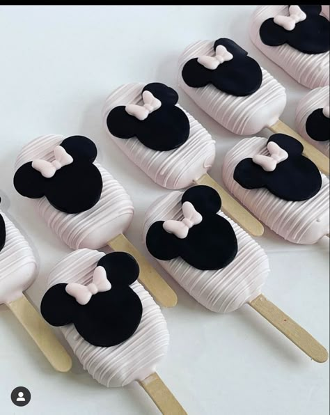 Minnie Cakesicles, Mickey Mouse Cakesicles, Minnie Mouse Cakesicles, Minnie Mouse Desserts, Mickey Cake Pops, Minnie Mouse Cake Pops, Minnie Mouse Birthday Theme, Minnie Mouse Cookies, Minnie Mouse Birthday Party Decorations