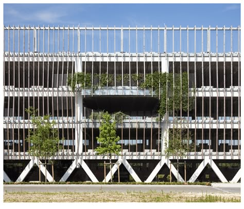 Completed in 2010 in Soissons, France. Images by Luc Boegly. Located in Soissons close by the famous Saint Jean-de-la Vigne abbey, the new 600 space capacity “Les Yeux Verts” multi-storey car park is... Parking Building Architecture, Podium Parking Facade, Multistory Parking, Parking Building Design, Podium Parking, Green Parking, Car Park Design, Parking Plan, Parking Lot Architecture