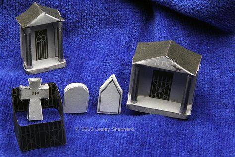 Printable Miniature Graveyard or Cemetery Miniature Graveyard, Miniature Haunted House, Dollar Tree Halloween Decor, Crypt Keeper, Dollhouse Holiday, Dollhouse Halloween, Halloween Paper Crafts, Miniature Halloween, Halloween Graveyard