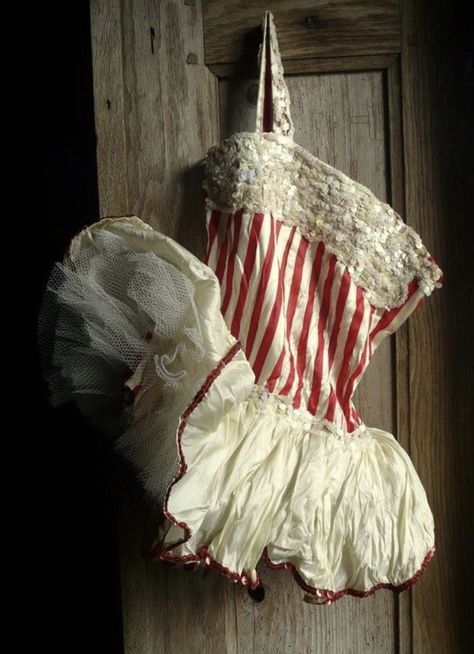 Circus Vintage Costume, Clown Drag Outfit, Handmade Clown Costume, Diy Clown Accessories, Burlesque Dancer Costume, Vintage Mime Costume, Horror Circus Aesthetic, French Clown Costume, Grunge Clown Outfit