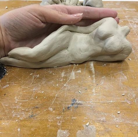 Clay Body Art, Clay Art Projects Sculpture Inspiration, Hand Clay Sculpture, Clay Sculpture Aesthetic, Clay Sculpture Ideas For Beginners, Small Clay Sculptures, Ceramic Sculpture Figurative, Body Sculpture, Sculpture Art Clay