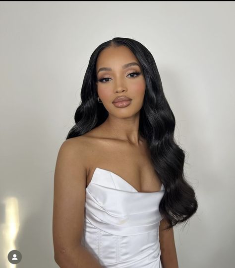 Wedding Hairstyle Middle Part, Long Wavy Formal Hairstyles, Bridal Hair Down Black Women, Black Brides Hairstyles With Veil, Middle Parting Wedding Hair, Medium Hair Curls Wedding, Bridal Hair Mixed Women, Bridal Hairstyles Middle Part, Bridal Hair Black Women Brides