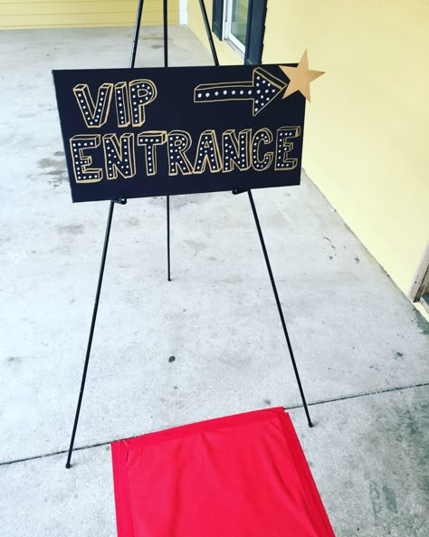 Welcoming Party Decorations, Hollywood 18th Birthday Party, Vip Classroom Ideas, Dance Party Decorations Night, At The Movies Theme Party, Party Themes For School, Old Hollywood Hoco Theme, Hollywood Themed Decorations, Hollywood Themed School Dance