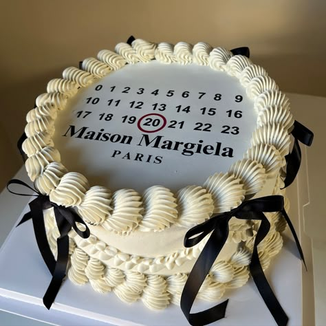 Maison Margiela Vintage number cake🖤 Cake details: 2 layer 8 inch circle cake #maisonmargiela #maisonmargielacake #vintagecake #yyccakes #cakeinspo #explorepage Vintage Cake Design Black, Masion Margella Birthday Cake, Masón Margiela Cake, Maison Margiela Cake, Circle Vintage Cake, 19 Birthday Cakes, Number 2 Aesthetic, Black Cakes Birthday, Birthday Cake Circle