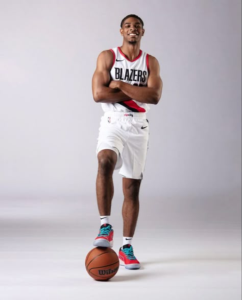 Mens Basketball Media Day Poses, Basketball Photoshoot Ideas Men, Boys Basketball Poses, Basketball Photography Poses, Media Day Poses Basketball, Senior Basketball Photography, Basketball Photoshoot Ideas, Basketball Profile, Media Day Pictures