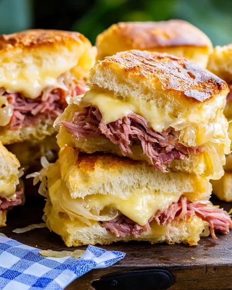 Baked Reuben Sliders Recipe - Rueben Appetizer Recipes, Reuben Sliders Hawaiian Rolls, Ruben Sliders, Rueben Sliders, Rubin Sandwich, Sliders Hawaiian Rolls, Ruben Sandwich, Reuben Sliders, Reuben Sandwiches