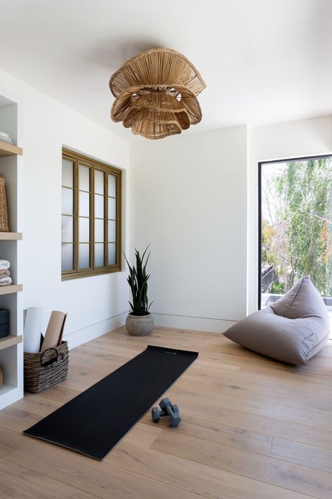 Rattan chandelier in a yoga room Home Meditation Room Cozy, Yoga Room Ideas Home Modern, Yoga Basement, In Home Yoga Space, Home Yoga Studio Ideas, Yoga Room Ideas Home, Small Yoga Studio Design, Yoga Space Design, Small Yoga Room