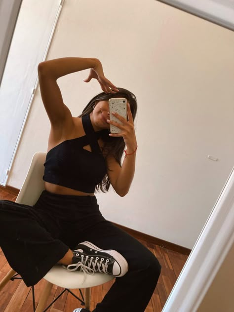 Pantalon sastrero y top negro White Pants Outfit, Outfit Verano, Outfits Con Jeans, Ideas De Outfits, Inspo Looks, Total Black, Crop Top Outfits, New Looks, White Pants