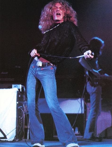 Robert Plant Outfit, Almost Famous Quotes, Led Zeppelin Live, Robert Plant Led Zeppelin, John Bonham, Led Zep, Sports Arena, Musica Rock, Jimmy Page