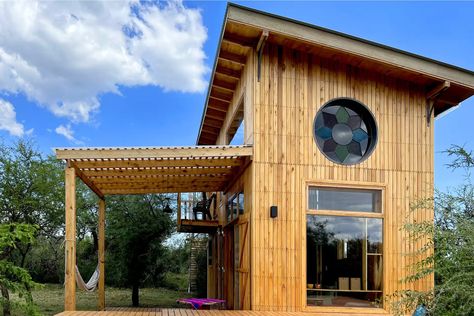 Une petite maison de 40m2 bioclimatique en Argentine Eco Construction, Garden Houses, Micro House, Apartment Plans, Low Tech, Tiny House Plans, Mini House, Little Houses, Tahiti